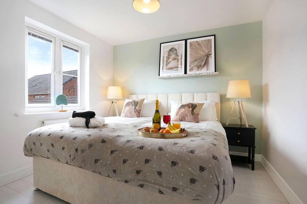 Exquisite 7 Bedroom 5.5 Bathroom House w/ Parking in Upton (Northamptonshire), Northampton