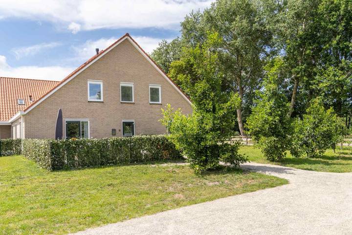 Vakantieappartement voor 20 personen, met Terras en Tuin in Nes