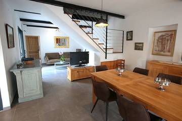 Gîte pour 6 personnes, avec terrasse ainsi que jardin et piscine, animaux acceptés à Fontvieille