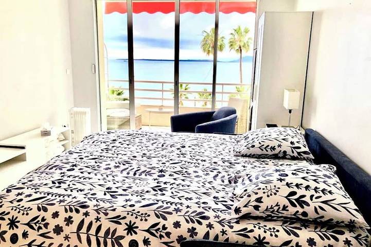 Ganze Wohnung, Studio with exceptional sea view opposite the beach of the Juan les pins pier in Juan-les-Pins, Antibes