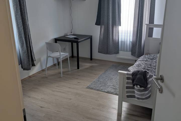 Ganze Wohnung, Helles 1-Zimmer-Apartment in Bahnhofsnähe in Heidenheim, Schwäbische Alb Radweg Region