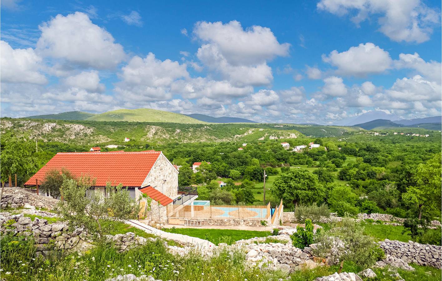 Modernes Apartment mit Pool, Terrasse, Parkplatz und WLAN in Srijane, Dalmatinisches Zagora