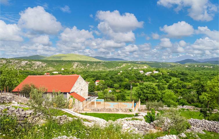 Modernes Apartment mit Pool, Terrasse, Parkplatz und WLAN in Srijane, Dalmatinisches Zagora