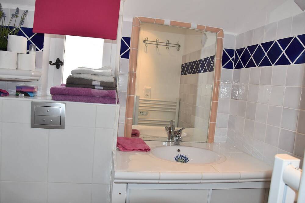 Ganze Wohnung, Petit Cabanon Independent apartment with beautiful summer kitchen in Ampus, Draguignan Region