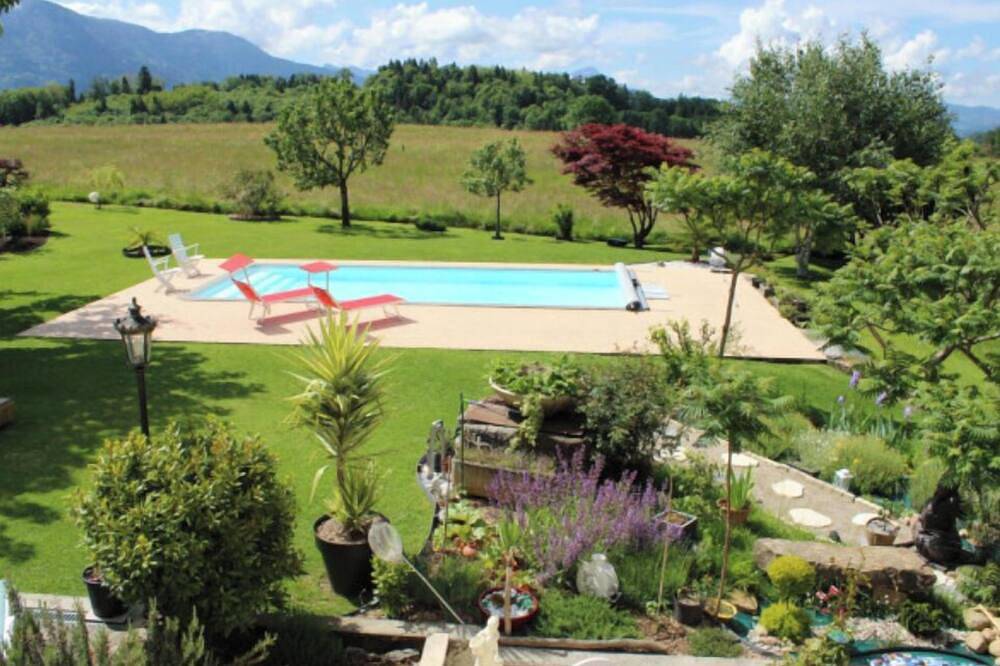 Between lake and mountains, a vacation resort in a 3000 m² wooded park in Ayn, Chambéry region