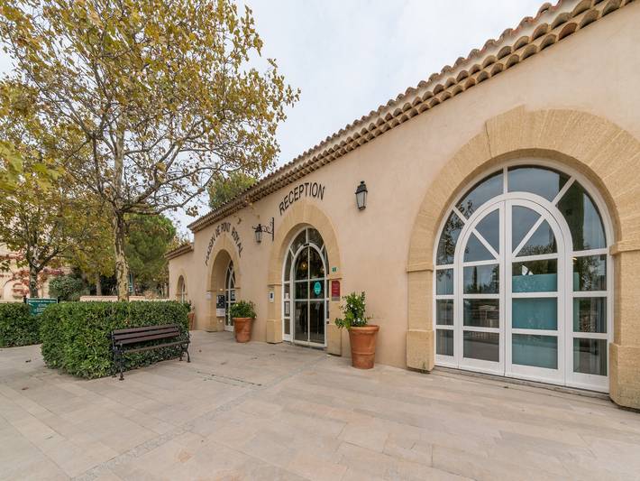 Vakantiepark voor 4 personen, with Balkon/Terras and Terras as well as Zwembad in de Provence