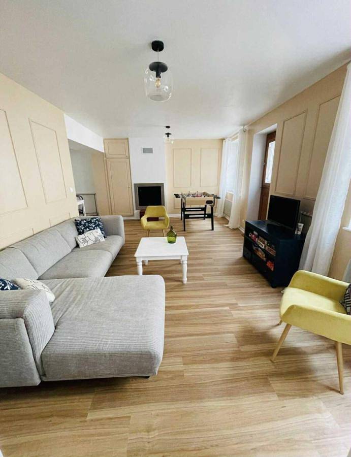 Two-Bedroom House in Saint-Fargeau, Région d'Auxerre