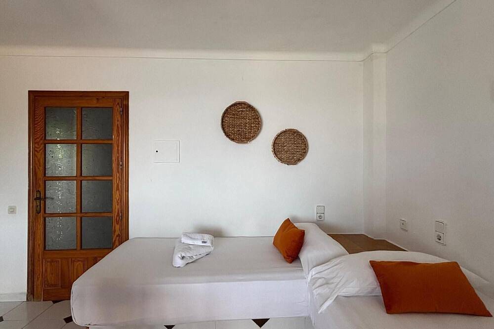 Apartment 'Vista Jardi5C' with Sea View, Wi-Fi and Air Conditioning in Cala Portinatx, Sant Joan de Labritja