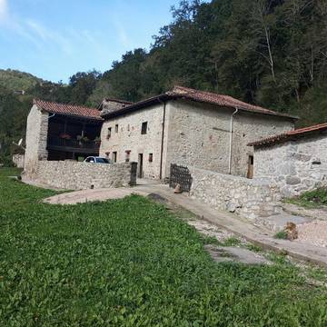 Casa rural para 4 personas, con terraza y vistas, Se admiten mascotas en Cabrales