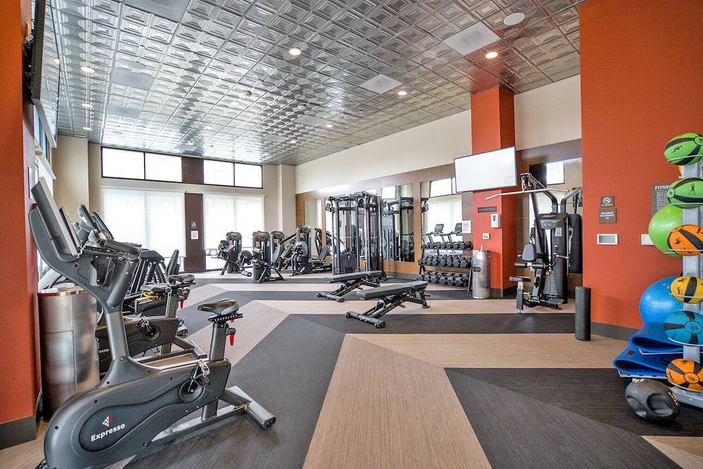 Ganze Wohnung, Deluxe Redwood City 1Br w/ W/D, Gym, Bbq, walk to Caltrain, by Blueground in Redwood City, Silicon Valley