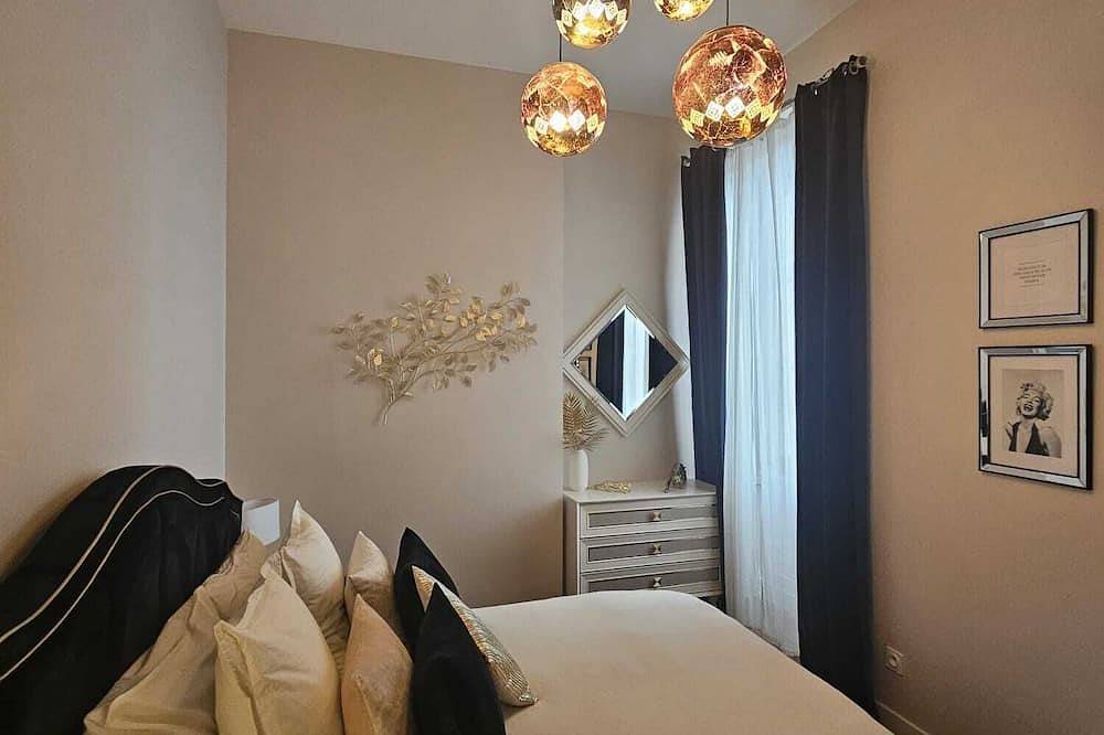 Charming and atypical castle located in town with a green park and swimming pool! in Villeurbanne, Rhône