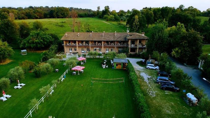 Agriturismo per 3 persone, con panorama e giardino nonché vista lago, con animali domestici a Lonato del Garda
