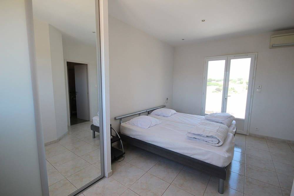 Mordern Villa with privat pool, for 8 Persons, 4 Bedrooms, 170sqm, at 3km from the beach of... in Portiragnes, Côte d'Améthyste