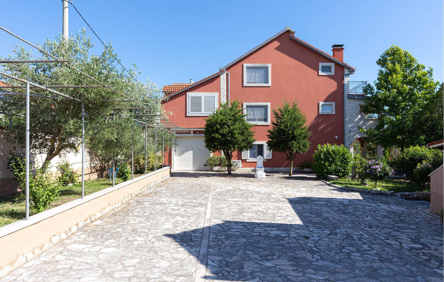 Ganze Ferienwohnung, Charmante 2-Zimmer-Wohnung mit Pool, WLAN und Blick auf den Fluss in Sinj, Dalmatinisches Zagora
