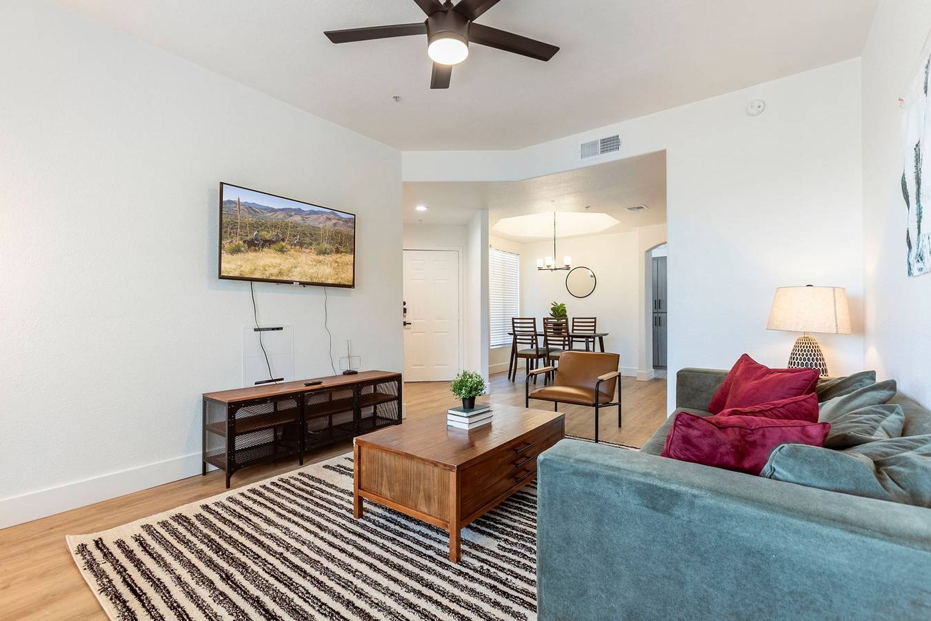 Entire apartment, Cozysuites 1Br 1Ba at Kierland Commons with pool in Phoenix, Maricopa County