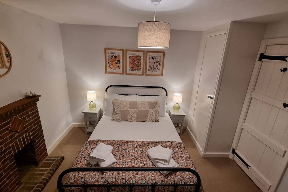 5 Star, Cosy, characterful thatch cottage in a designated area of natural beauty in Brighstone, Isla de Wight