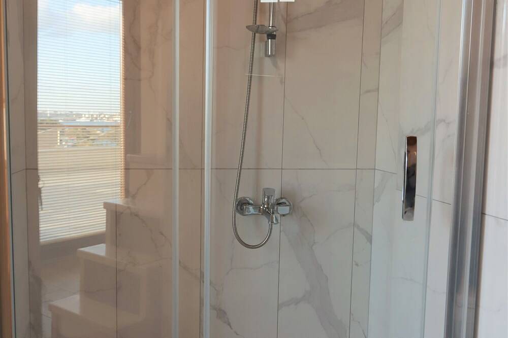 Panoramic Terrace Oasis: Stunning Sea Views and Iconic Landmarks in Balat in Fatih, Istanbul