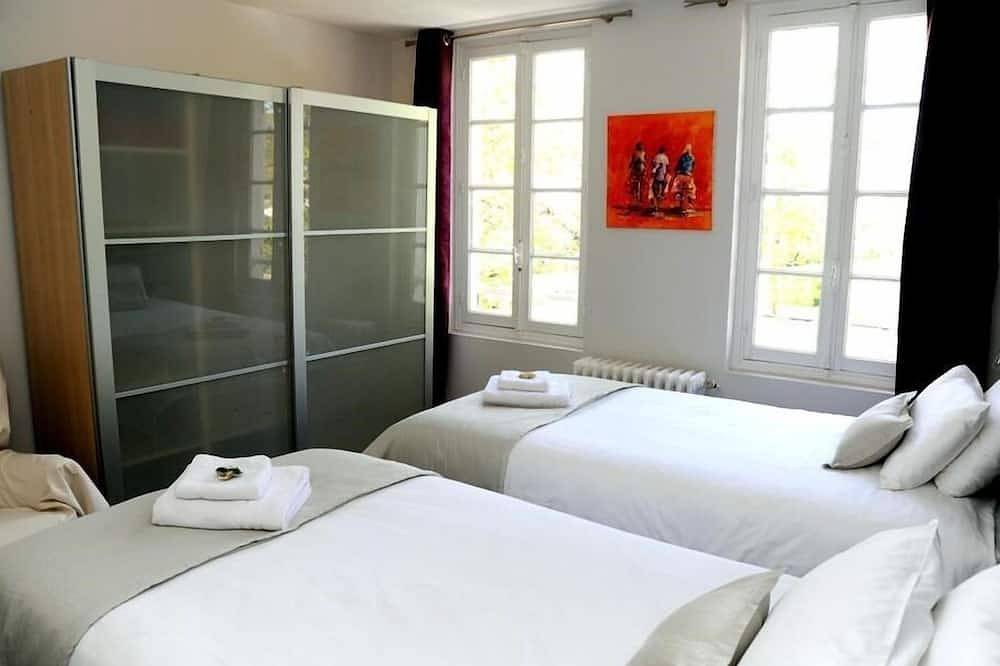 Duplex-Superior-Ensuite with Shower-Park view-Clévacances in Cognac, Charente