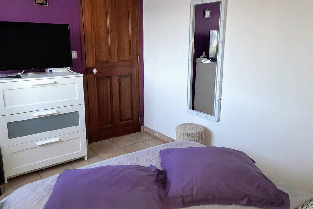 Guest Rooms 'Le Paradis' with Shared Pool, Wi-Fi and Air Conditioning in Le Luc, Draguignan region