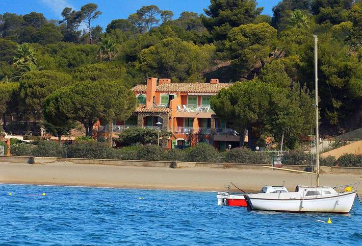 Appartement de vacances entier, (4) Joli T2 (4 pers.) à 10 mètres de la Plage avec Vue Mer, Piscine Chauffée et Tennis in La Londe-les-Maures, Parc national de Port-Cros