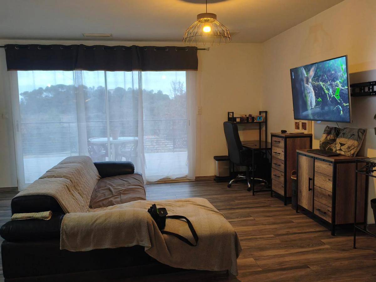 Grande villa 2 chambre ,salle de bain, grand séjour avec cuisine équipée et salle a manger, une grande terrasse de 40m2 donnant sur un grand jardin avec un parking en gravier de 500m2 in Tornac, Région d'Alès