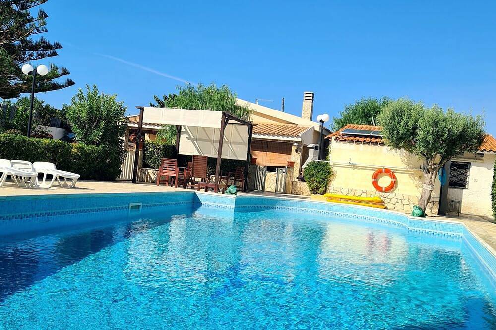 Villa con piscina frente al mar, para los amantes de la paz y la privacidad. in Marzamemi, Pachino