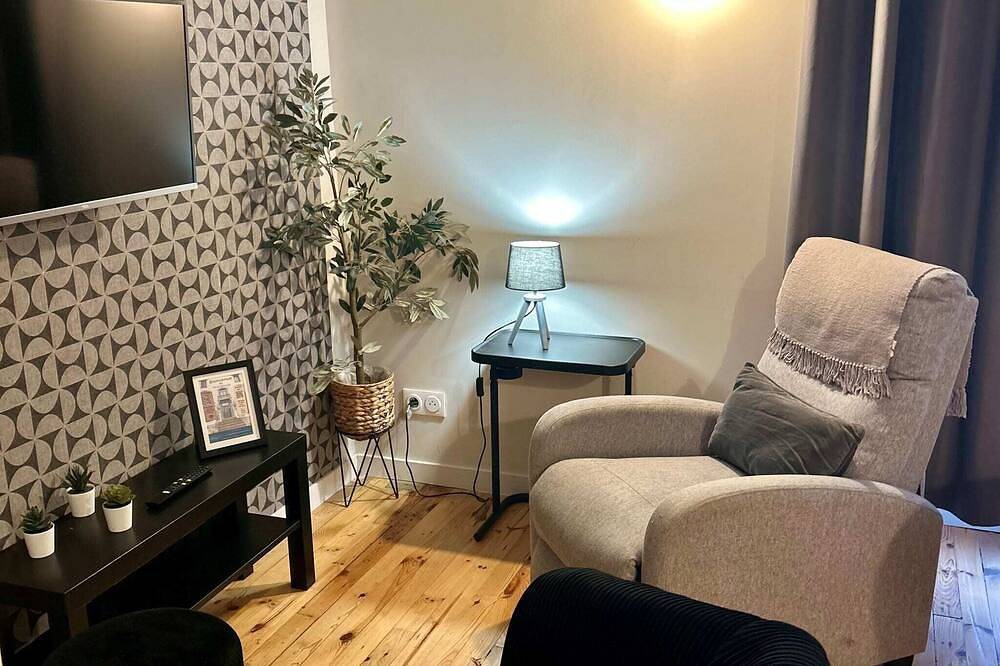 Entire apartment, 2-person air-conditioned 1-bedroom apartment near Aïga Resort Puy Lassolas 102 in Châtel-Guyon, Riom region