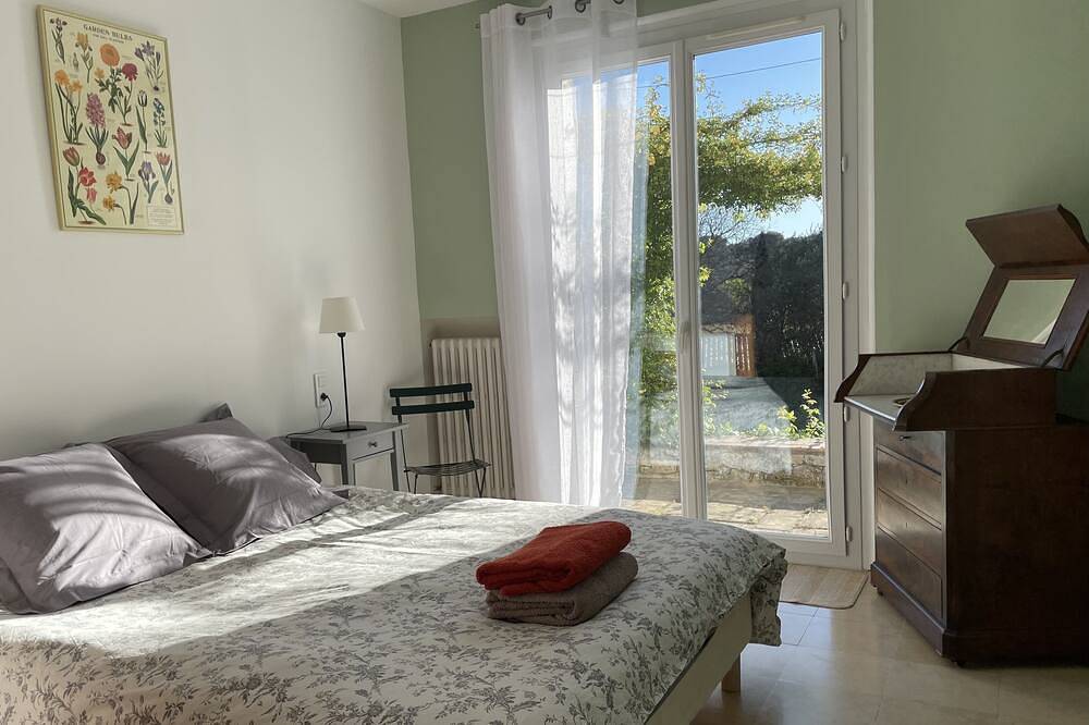 Gîte deux chambres, terrasse et piscine in Nîmes, Région de Nîmes