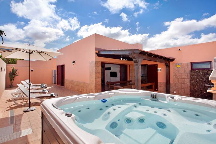 Holiday home for 6 people, with hot tub and garden - 1