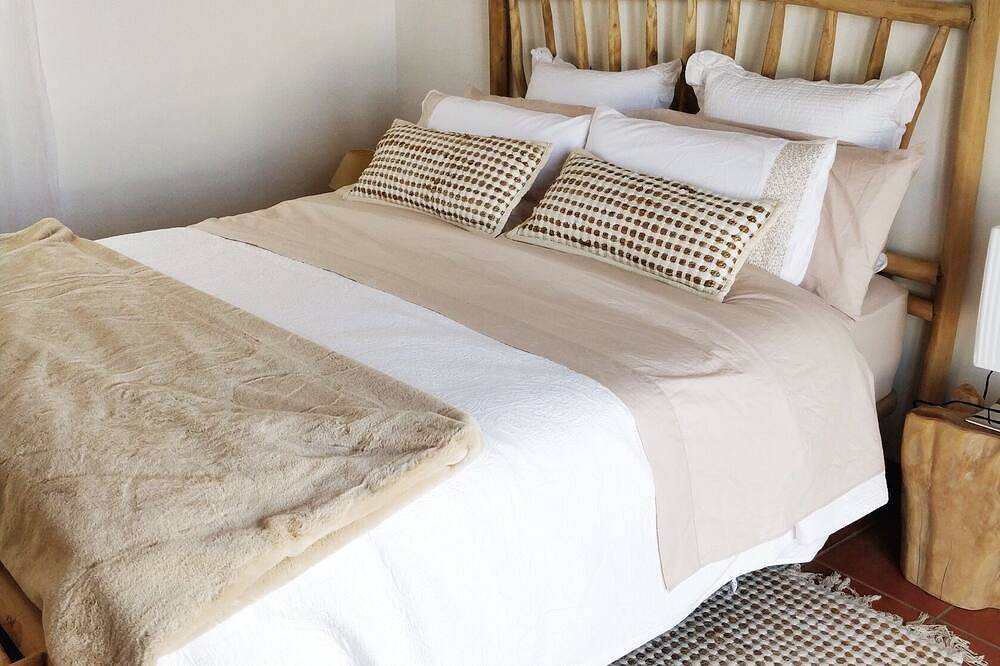 Baleares. House with pool 6 pers. Next to the sea, the beach and trade in Cala Blanes, Ciutadella