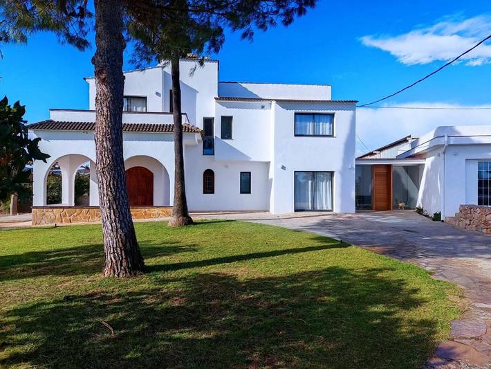 Casa rural para 18 personas, con Balcón y Jacuzzi además de Terraza y Jardín en Alcanar