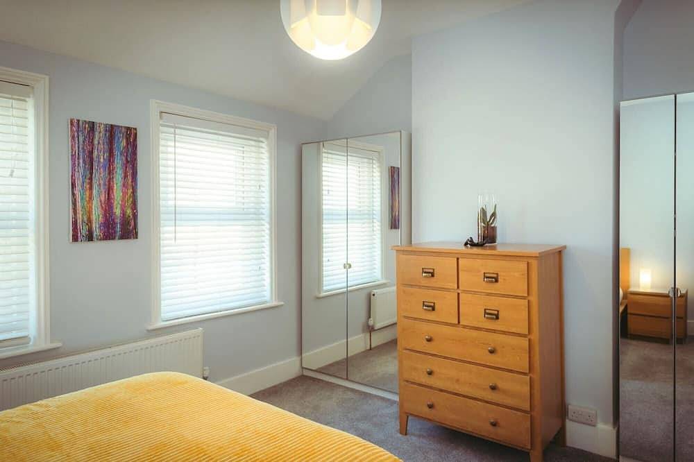 Old Town Cottage - cosy cottage hideaway with patio garden in Eastbourne, East Sussex