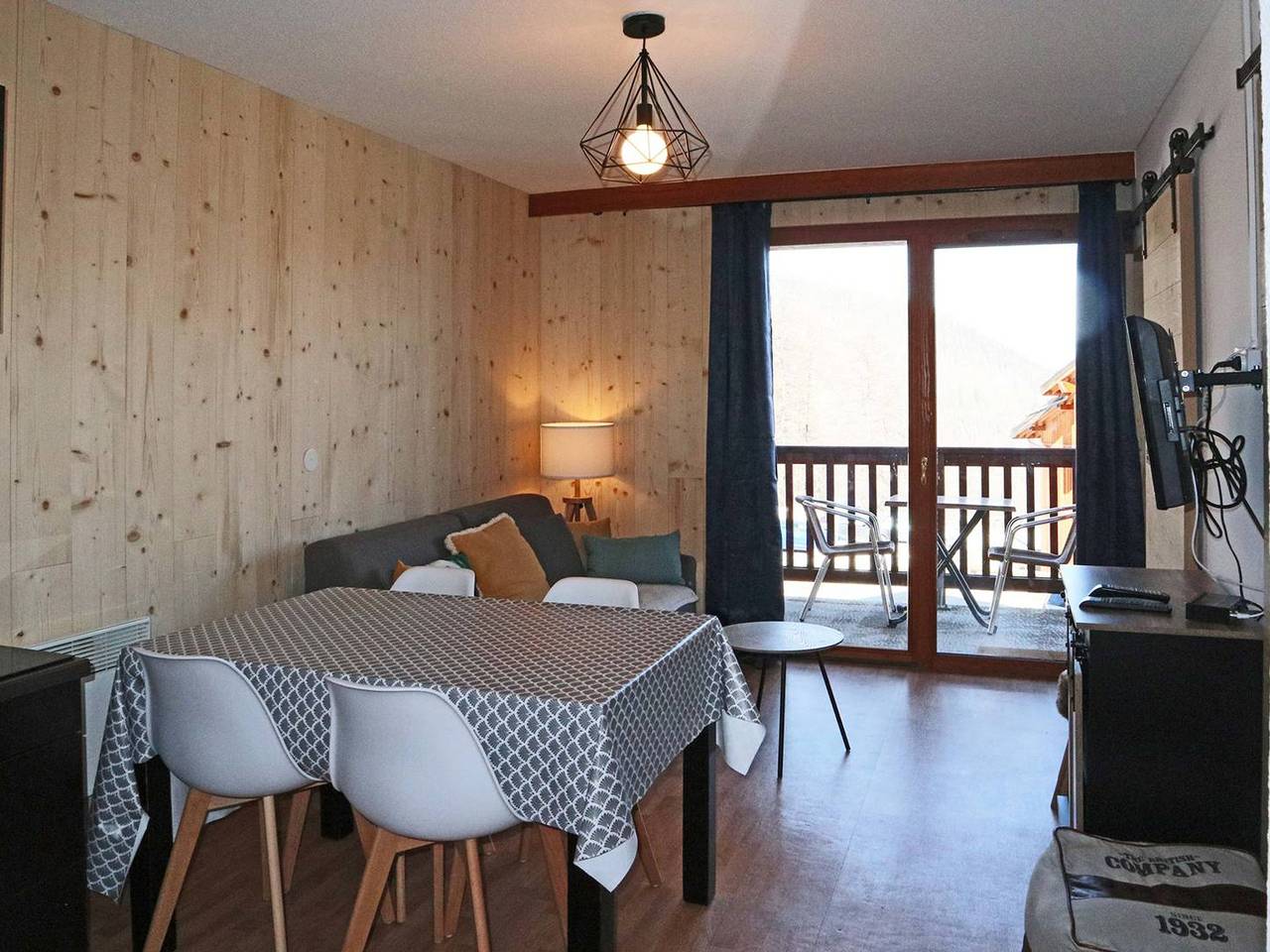 Entire apartment, Renovated apt with pool, sauna, hammam and wifi at Les Orres 1800 in Les Orres, Écrins National Park