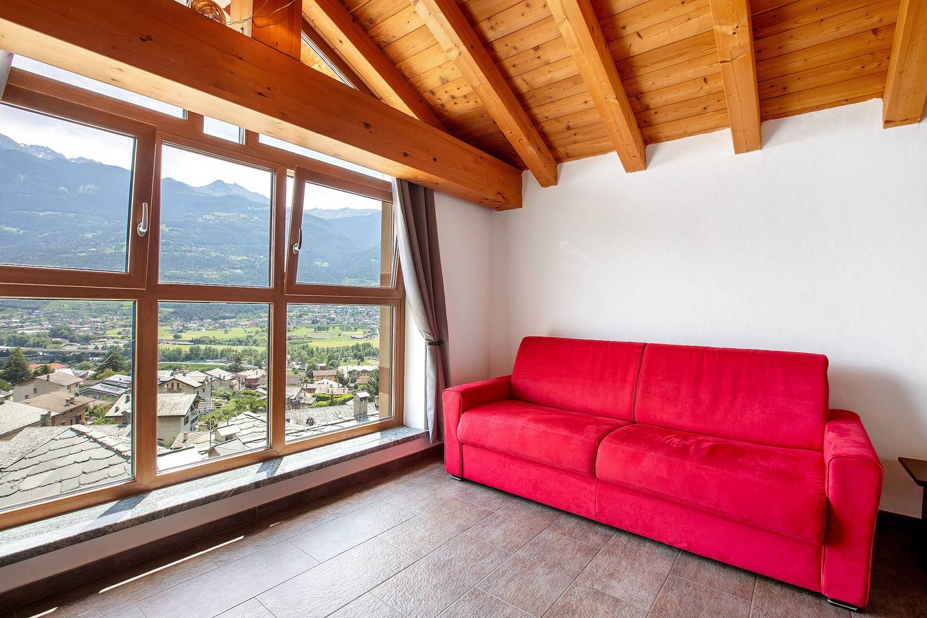 Ganze Wohnung, Ferienwohnung 'La Maison De Carletto' mit Bergblick, Balkon und Wlan in Comune di Sarre, Walliser Alpen