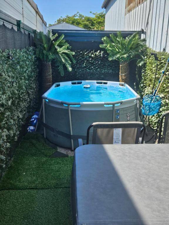 Location de vacances pour 2 personnes, avec jacuzzi et piscine ainsi que terrasse et jardin à Feyzin - 2