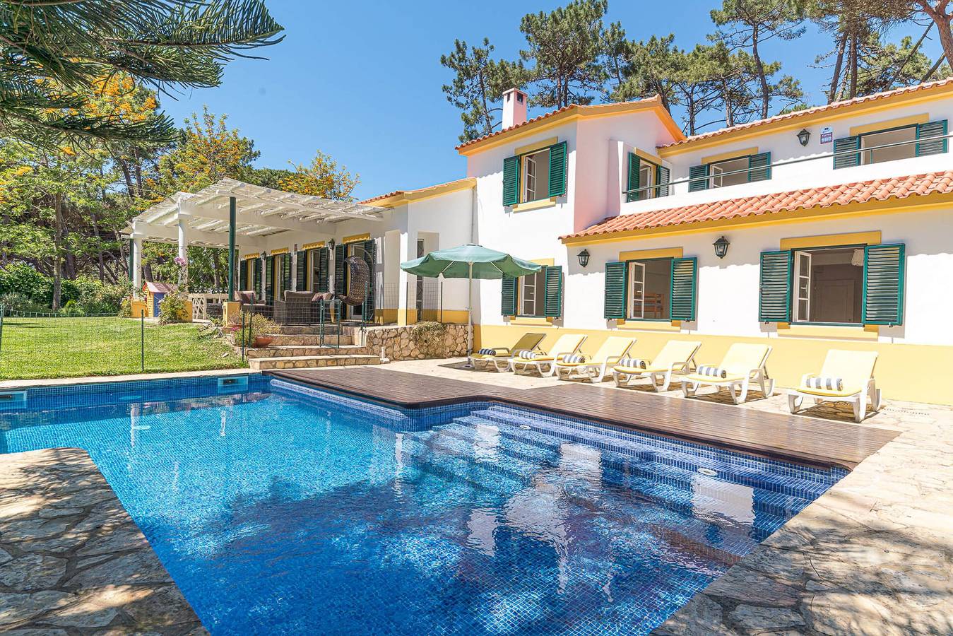 Privileged Portugal Villa | 4 Bedrooms | Villa Anita | Private Pool & Supermarket Within Walking Distance | Colares in Colares, Costa de Lisboa