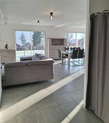 Location de vacances pour 6 personnes, avec terrasse ainsi que jardin et vue à Charavines