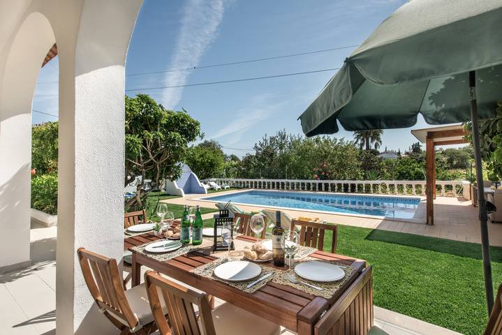 Location de vacances pour 8 personnes, avec Vue sur l’océan et Balcon/Terrasse ainsi que Jardin et Vue à Armação de Pera - 2