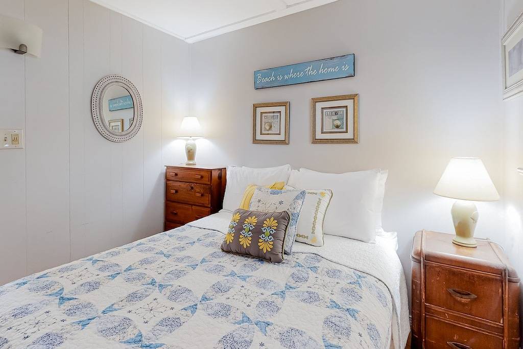 Cottage with deck & sunroom - steps to Long Sands Beach in Cape Neddick, York County