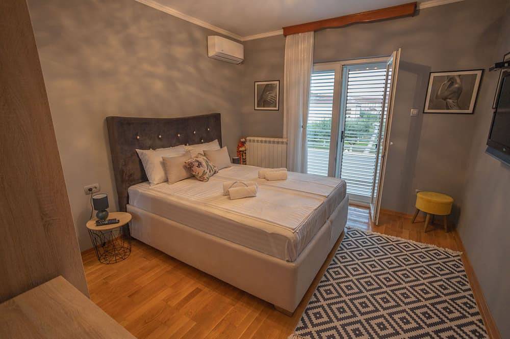 Captivating 4Bd Villa with Outdoor Pool and Garden in Podi-Sasovići, Montenegro