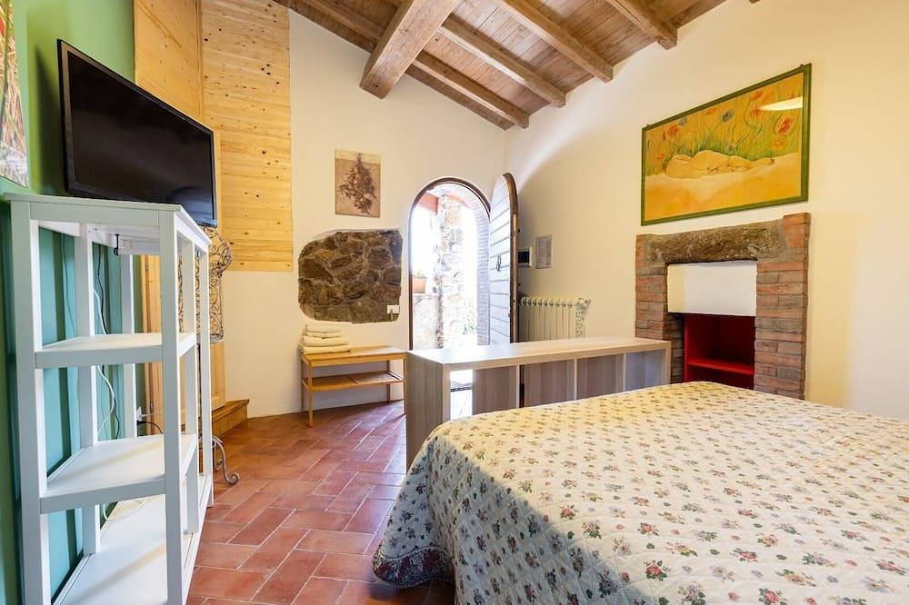 Characteristic Double Room \"The Pomegranate\" in Soriano nel Cimino, Viterbo Province