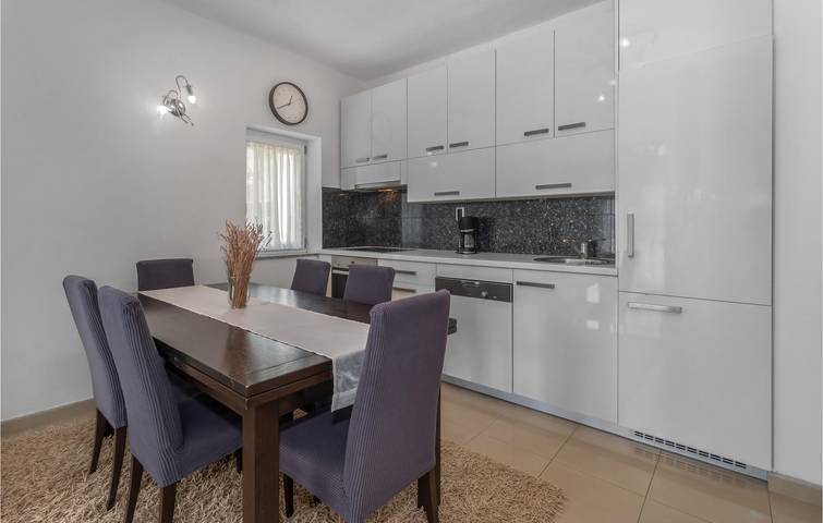 Gemütliche 2-Zimmer-Wohnung mit Terrasse, 100 m von der Küste in Novi Vinodolski entfernt in Povile, Primorje-Gorski Kotar