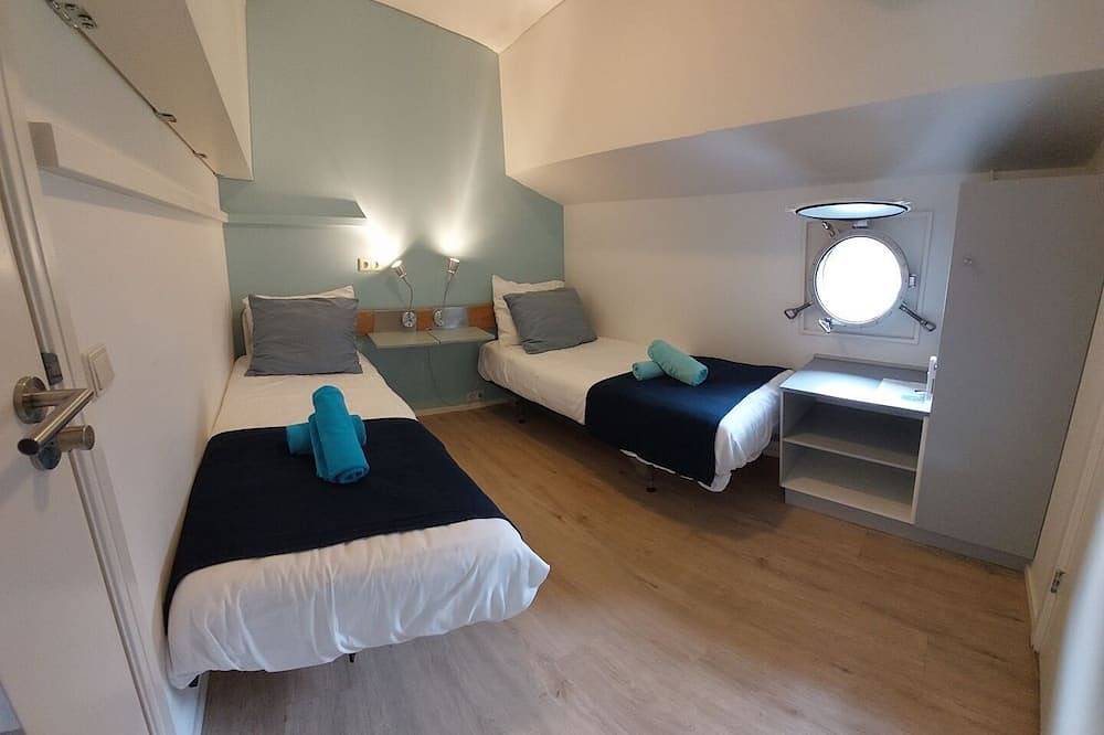 A beautiful vacation 'house' on the water in Rotterdam center in Rotterdam, South Holland