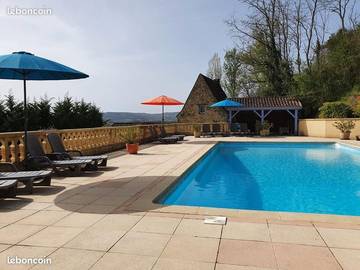 Gîte pour 5 personnes, avec vue ainsi que terrasse et piscine, animaux acceptés à Castels