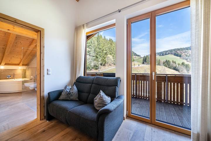Hel lägenhet, Apartment "Eggerhof Suite" with Mountain View, Lake Access & Wi-Fi in Verano, Sarntal Alperne