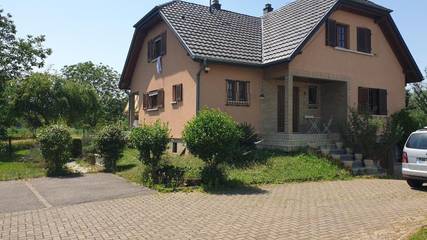 Location de vacances pour 6 personnes, avec vue et jardin ainsi que piscine et bassin pour enfant, adapté aux familles à Sausheim