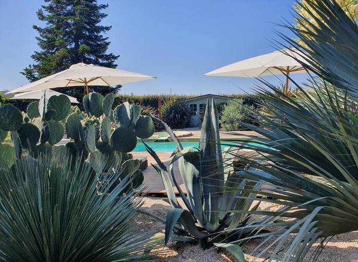 Gîte pour 4 personnes, avec vue ainsi que piscine et terrasse, animaux acceptés à Les Mées