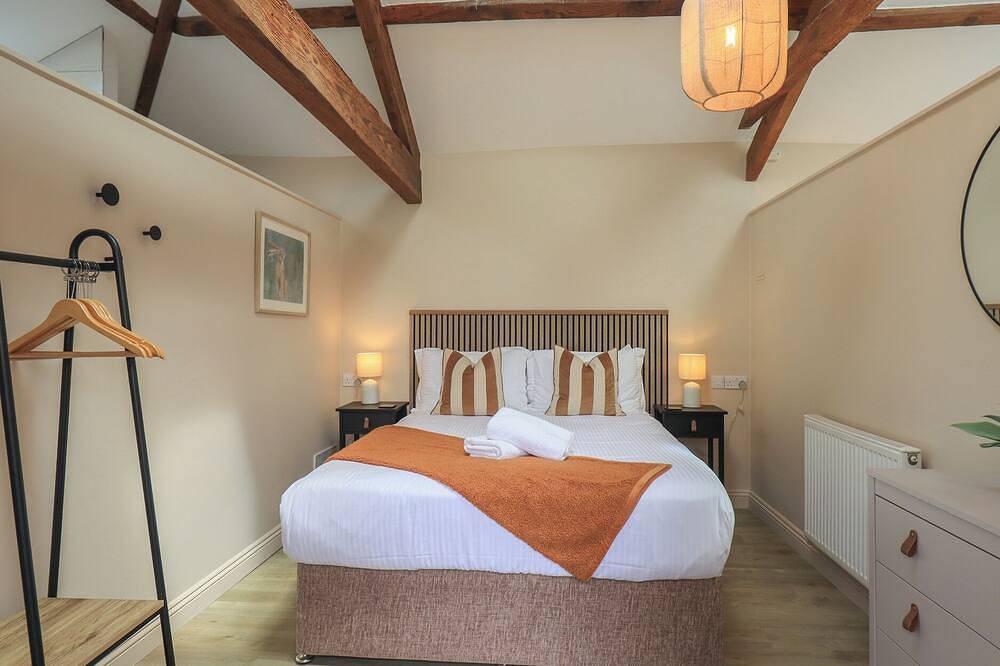 Acorn, with hot tub in Bowness-On-Windermere in Lake District
