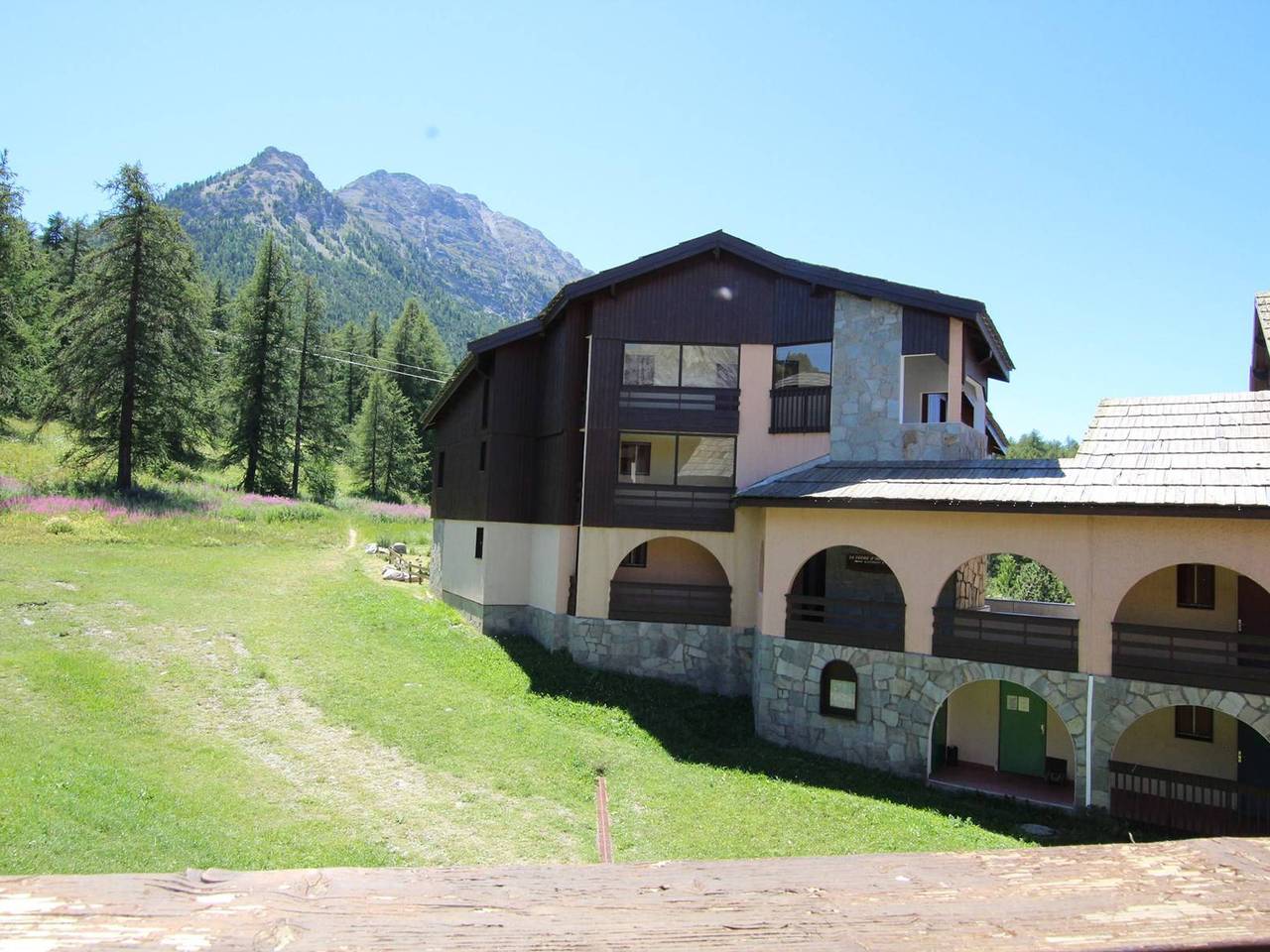 Apartamento entero, Apartamento alpino: 6 personas, 3 dormitorios, acepta mascotas, cerca pistas, terraza, wifi opcional. in Montgenèvre, Briançon region