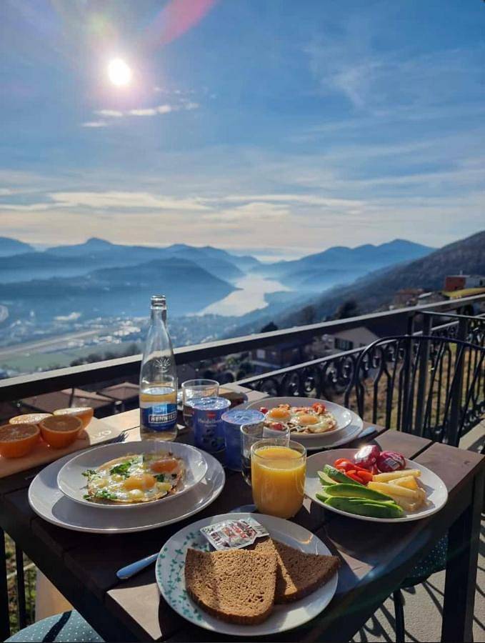 Ferienwohnung für 4 Personen, mit Balkon und Terrasse sowie Garten und Seeblick in Cademario